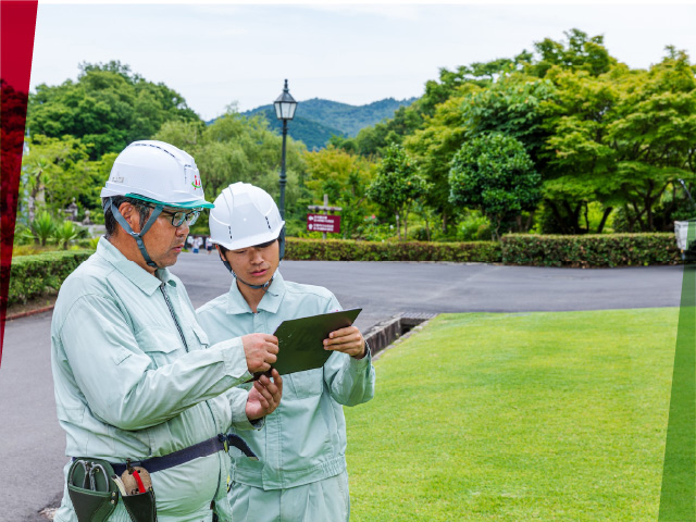 街を緑に彩る公園の木々や街路樹など。季節による移り変わりの様子もイメージしながら、手を入れていきます。