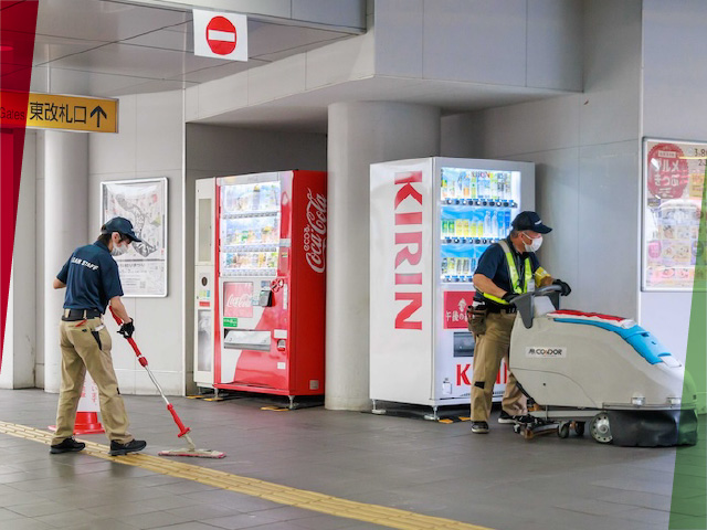 駅で大事なのはスムーズな人の流れ。クリーンな環境は、それを支える基盤。作業もご利用の皆様の邪魔にならないように配慮して。