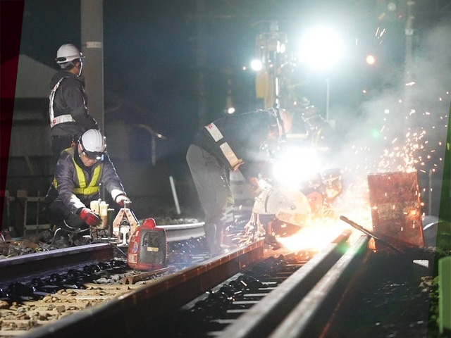 安心して車内を移動できるのは、線路がしっかり支えるから。その線路、終電から始発の間に、しっかりメンテしてるんです。